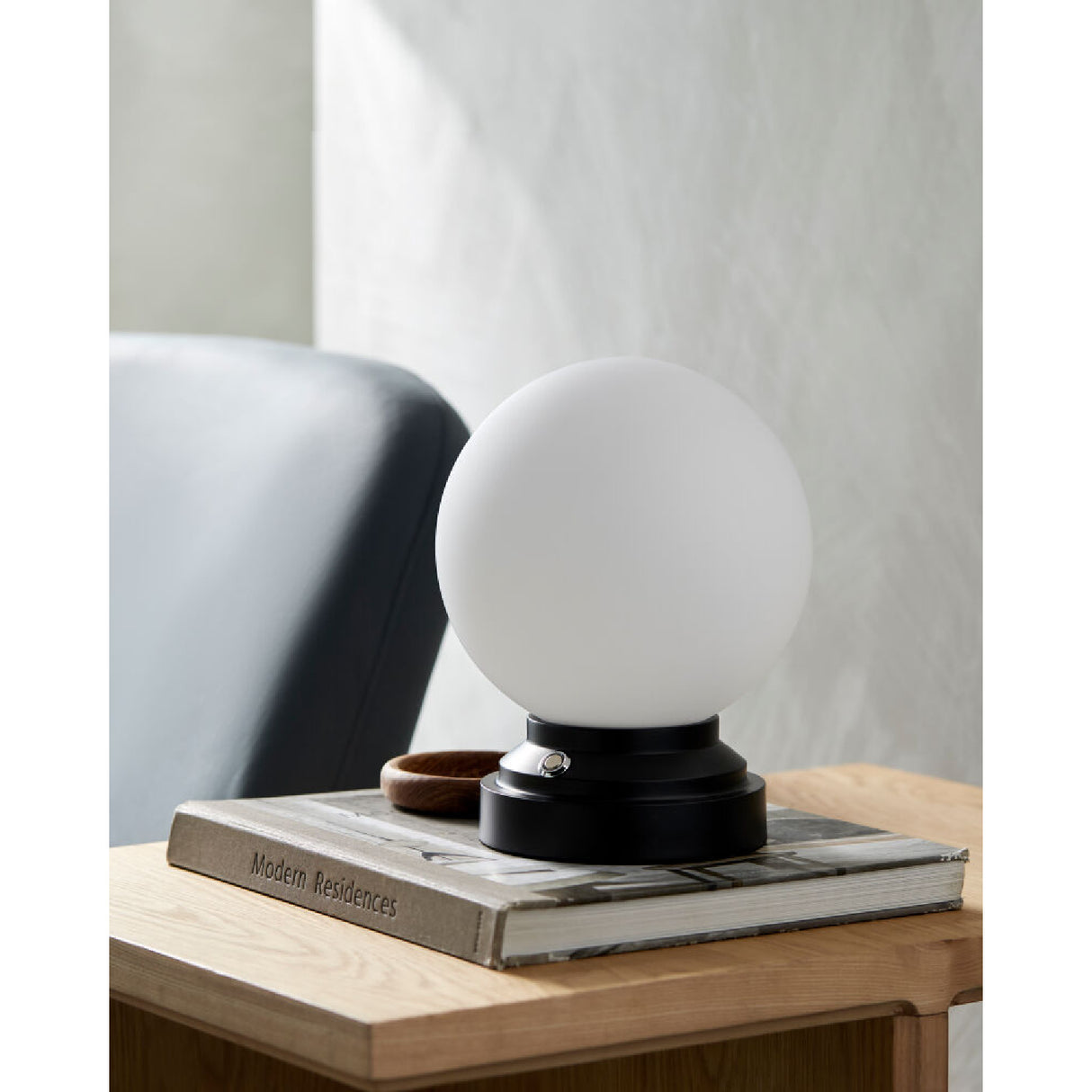   White Glass Globe Table Lamp | Oroa.com