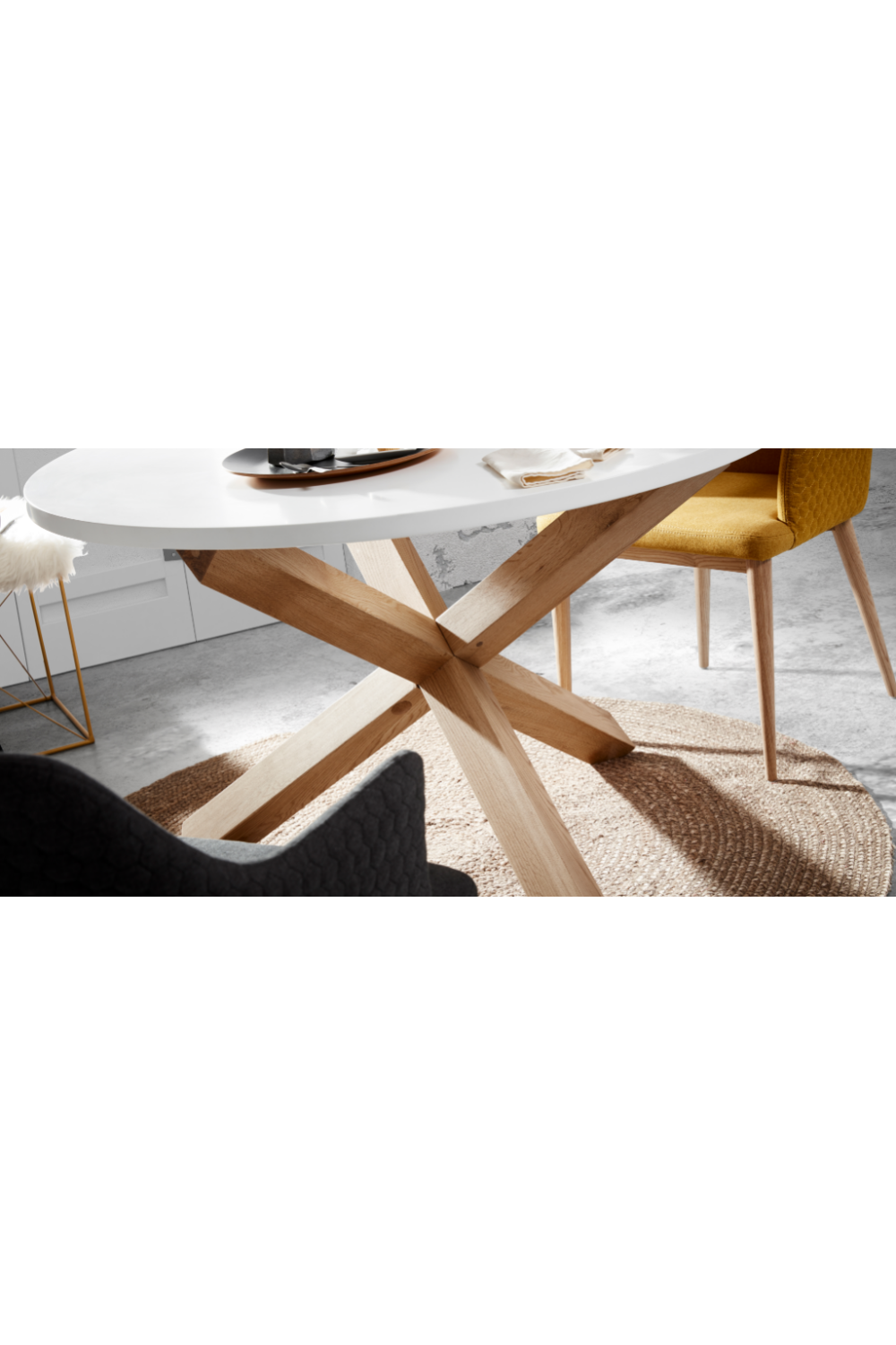 White Round Mikado Leg Dining Table | La Forma Lotus | Oroa.com