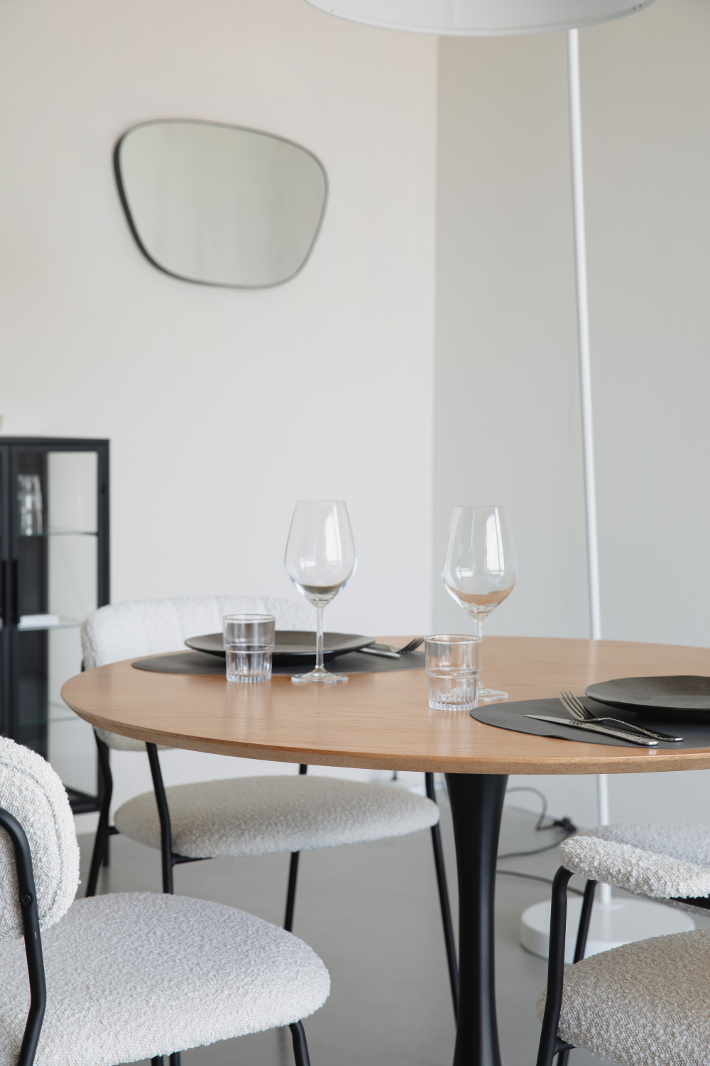 Round Pedestal Coffee Table | DF Raku | OROA.com