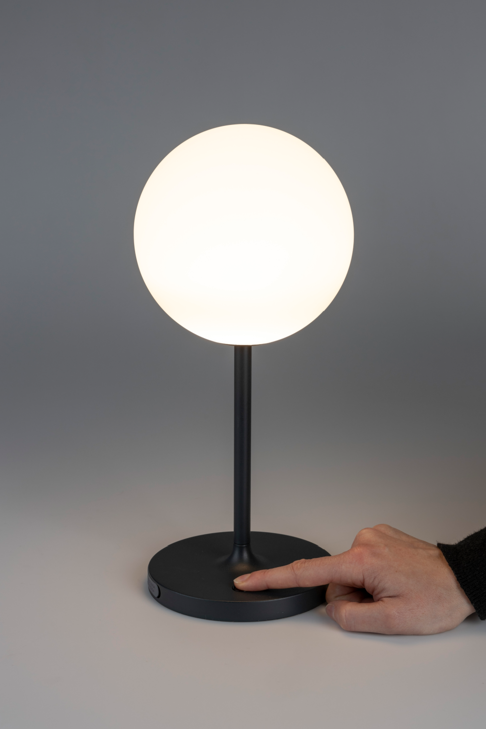 Minimalist Orb Table Lamp | DF Hub | OROA.com