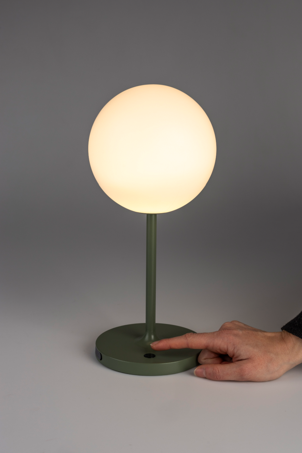 Minimalist Orb Table Lamp | DF Hub | OROA.com
