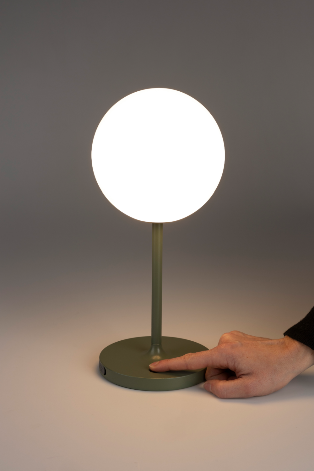 Minimalist Orb Table Lamp | DF Hub | OROA.com