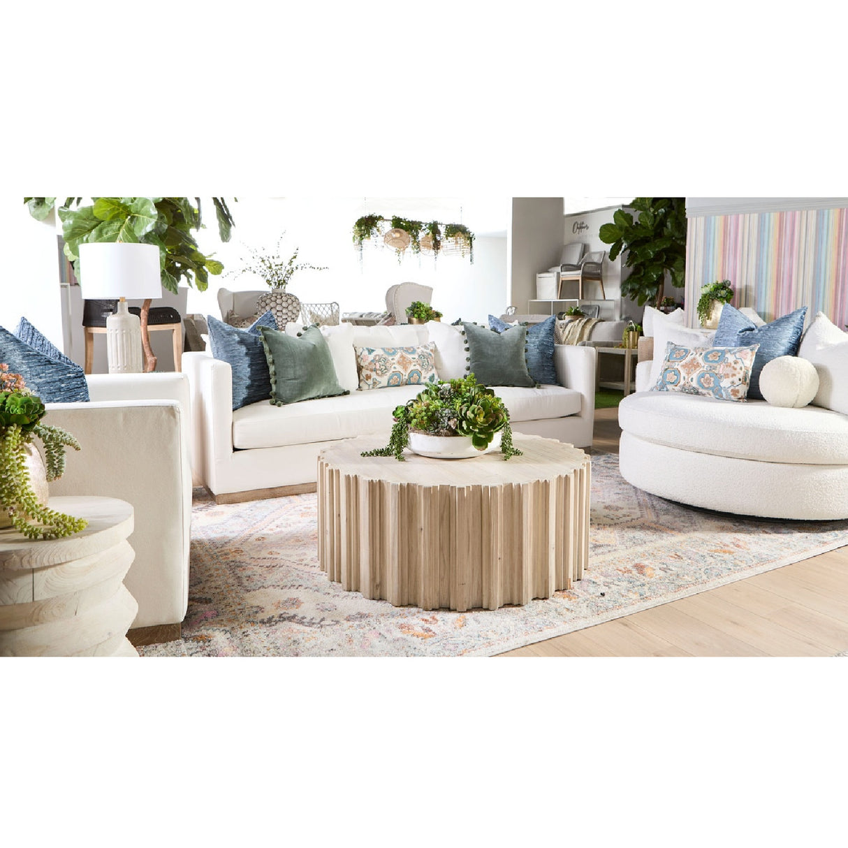   White Boucle Round Swivel Chair | Oroa.com
