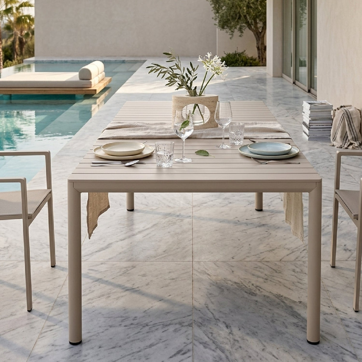   Slatted Extendable Outdoor Dining Table | Oroa.com
