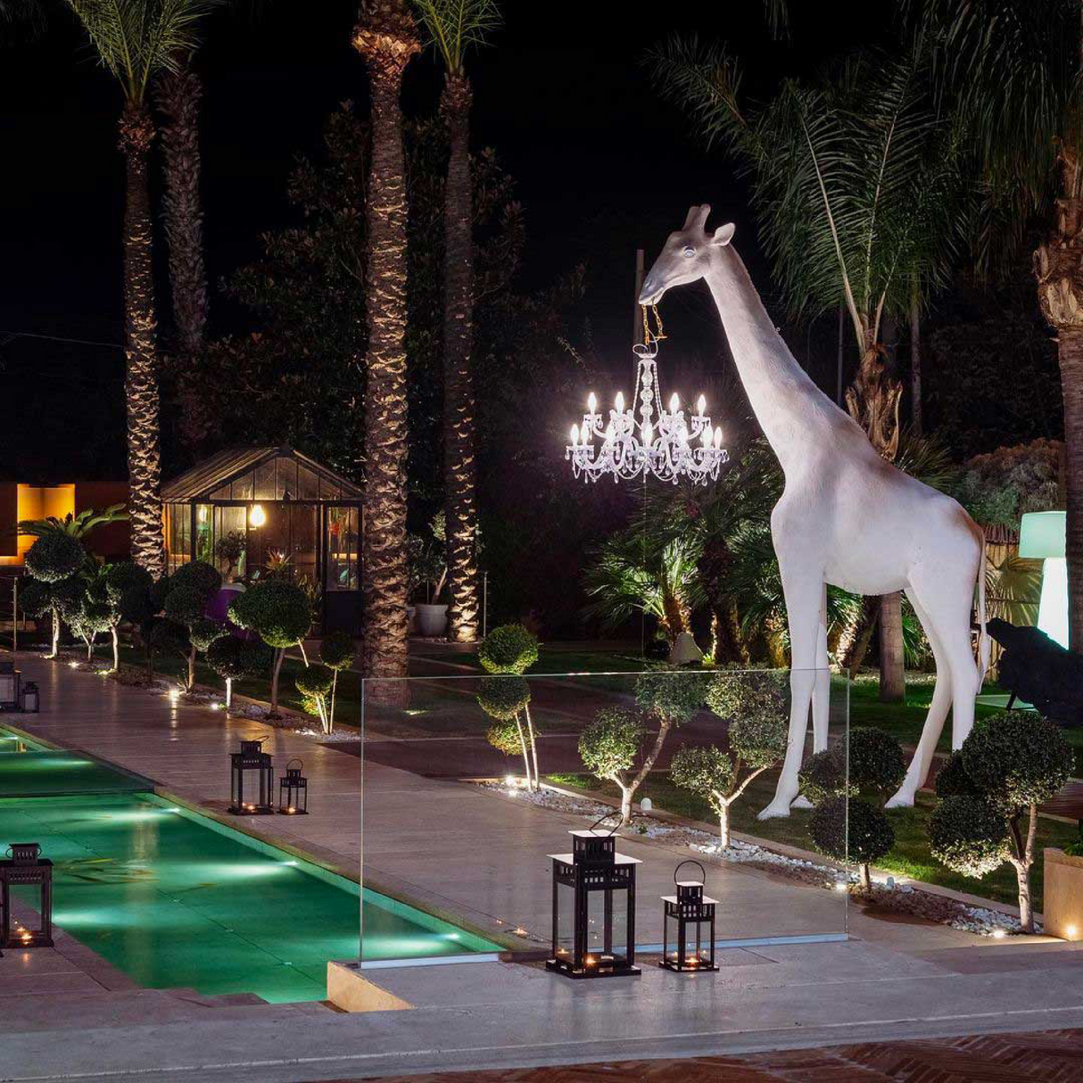 Outdoor Giraffe Statue Chandelier | Qeeboo Giraffe in Love | OROA.com