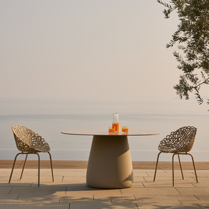 Oval Indoor/Outdoor Dining Table | Qeeboo Cobble | OROA.com