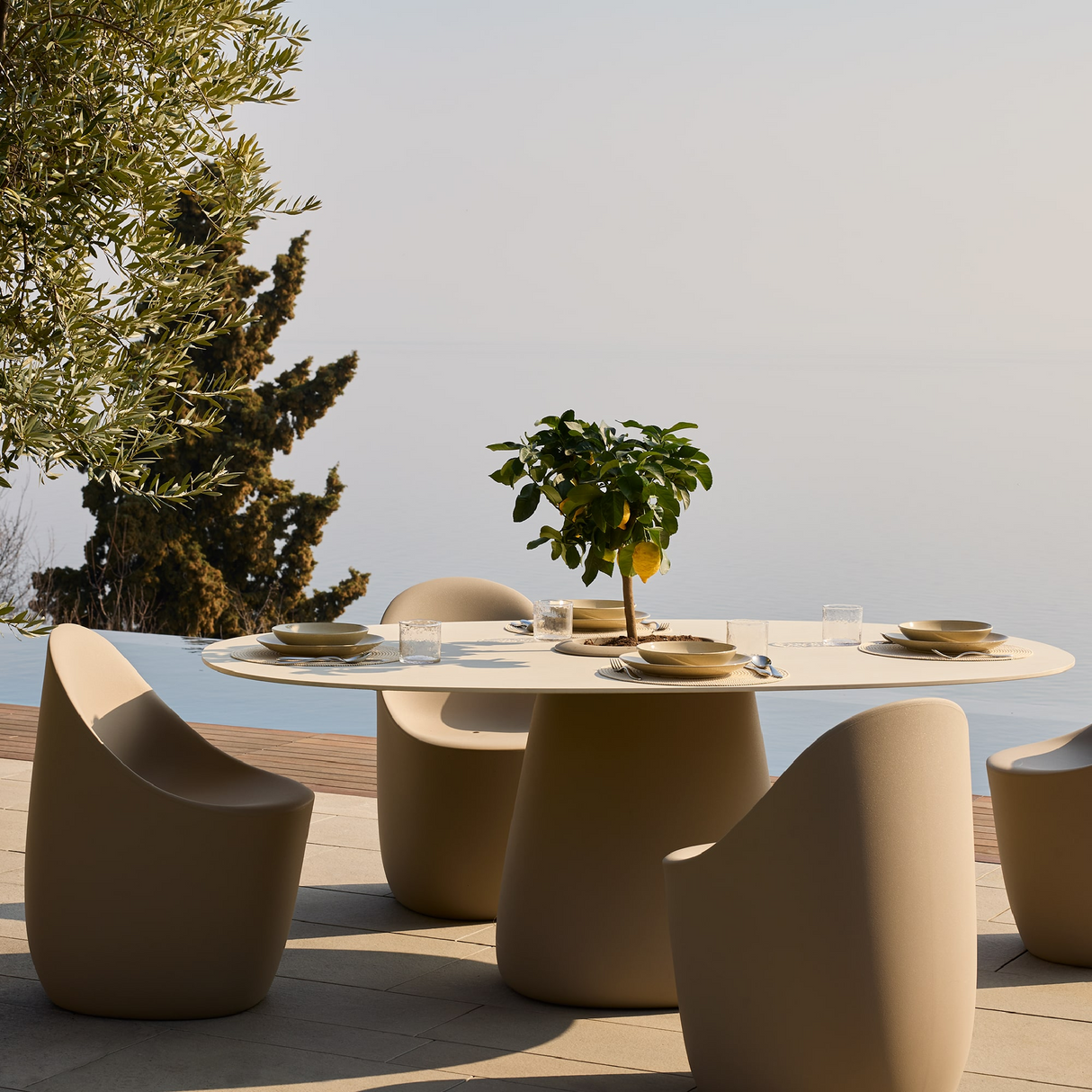 Indoor/Outdoor Bucket Dining Table | Qeeboo Cobble | OROA.com