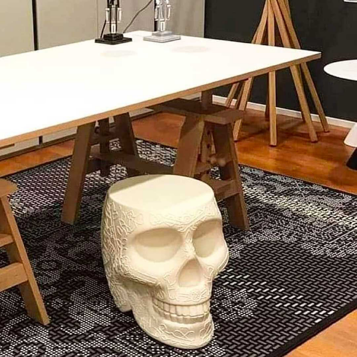 Skull-Shaped Stool Side Table | Qeeboo Mexico | OROA.com