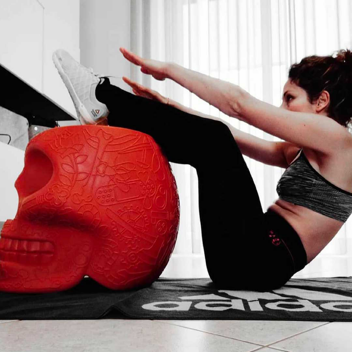 Skull-Shaped Stool Side Table | Qeeboo Mexico | OROA.com