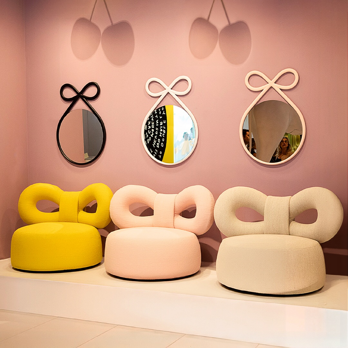 Upholstered Bow Lounge Chair | Qeeboo Ribbon | OROA.com