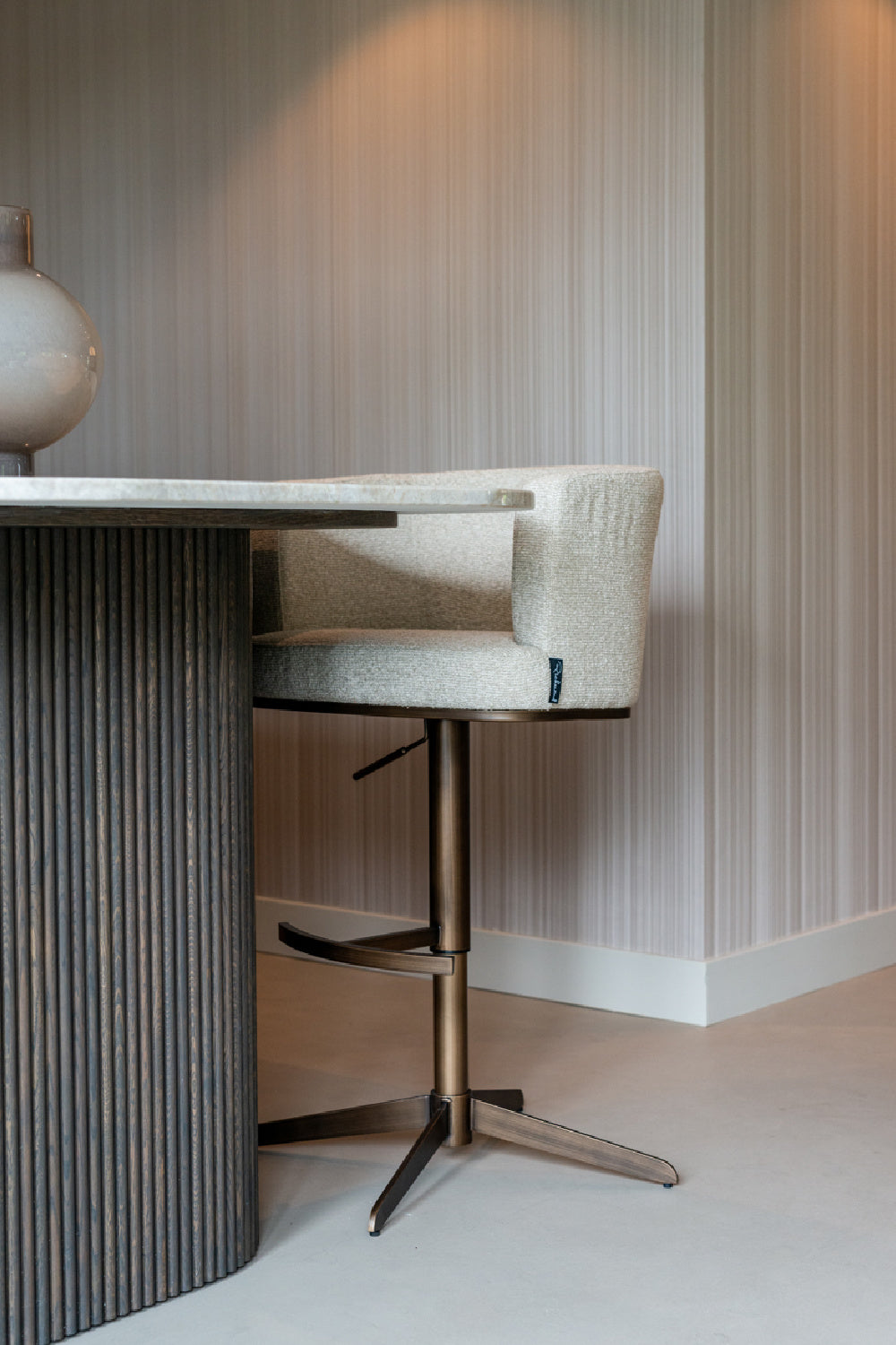   White Barrel Swivel Bar Stool | Oroa.com