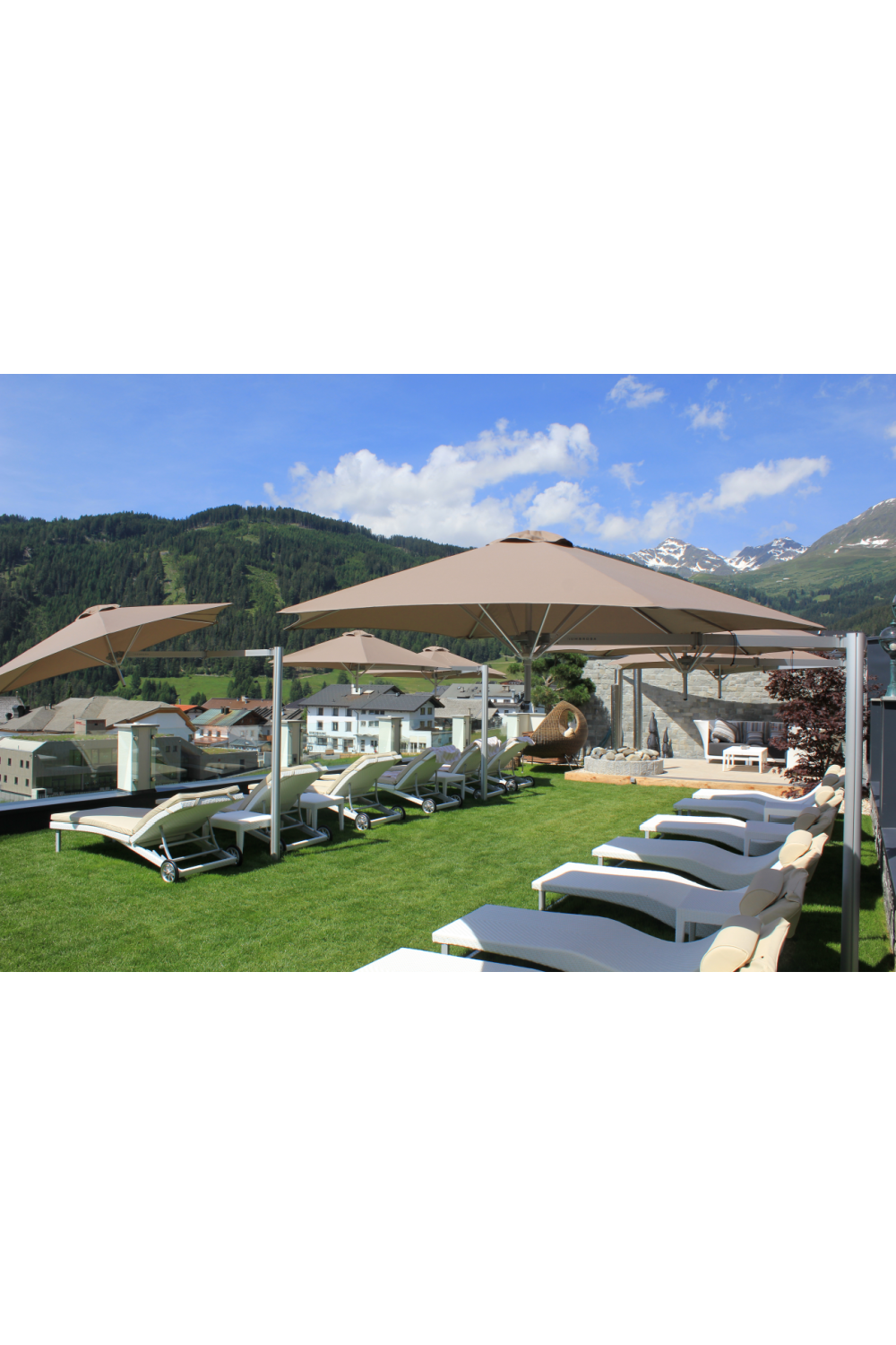 Round Outdoor Cantilever Umbrella ( 9’ 10”) | Umbrosa Paraflex Mono | Oroa.com