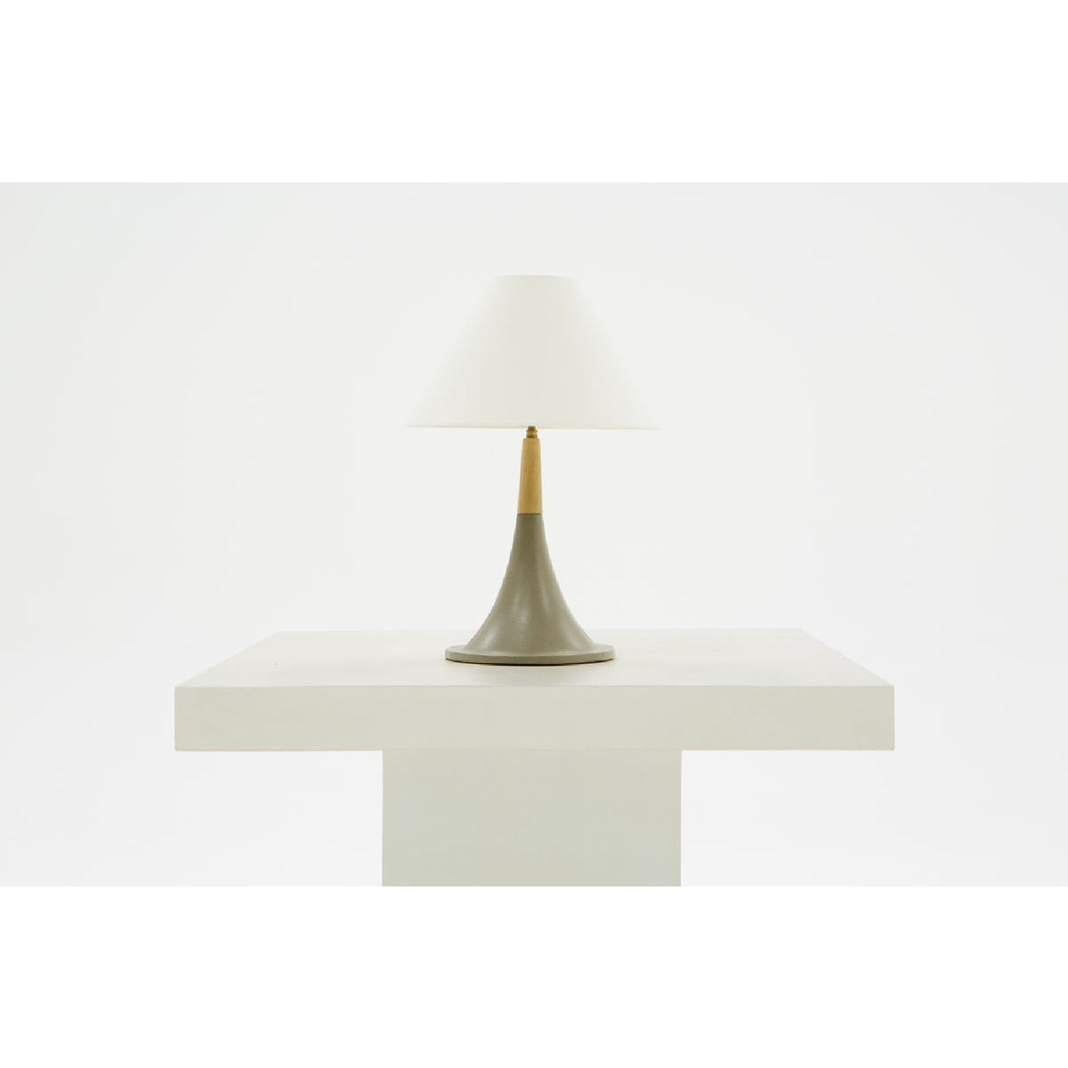 Concrete & Oak Table Lamp | OROA Modern Nunez