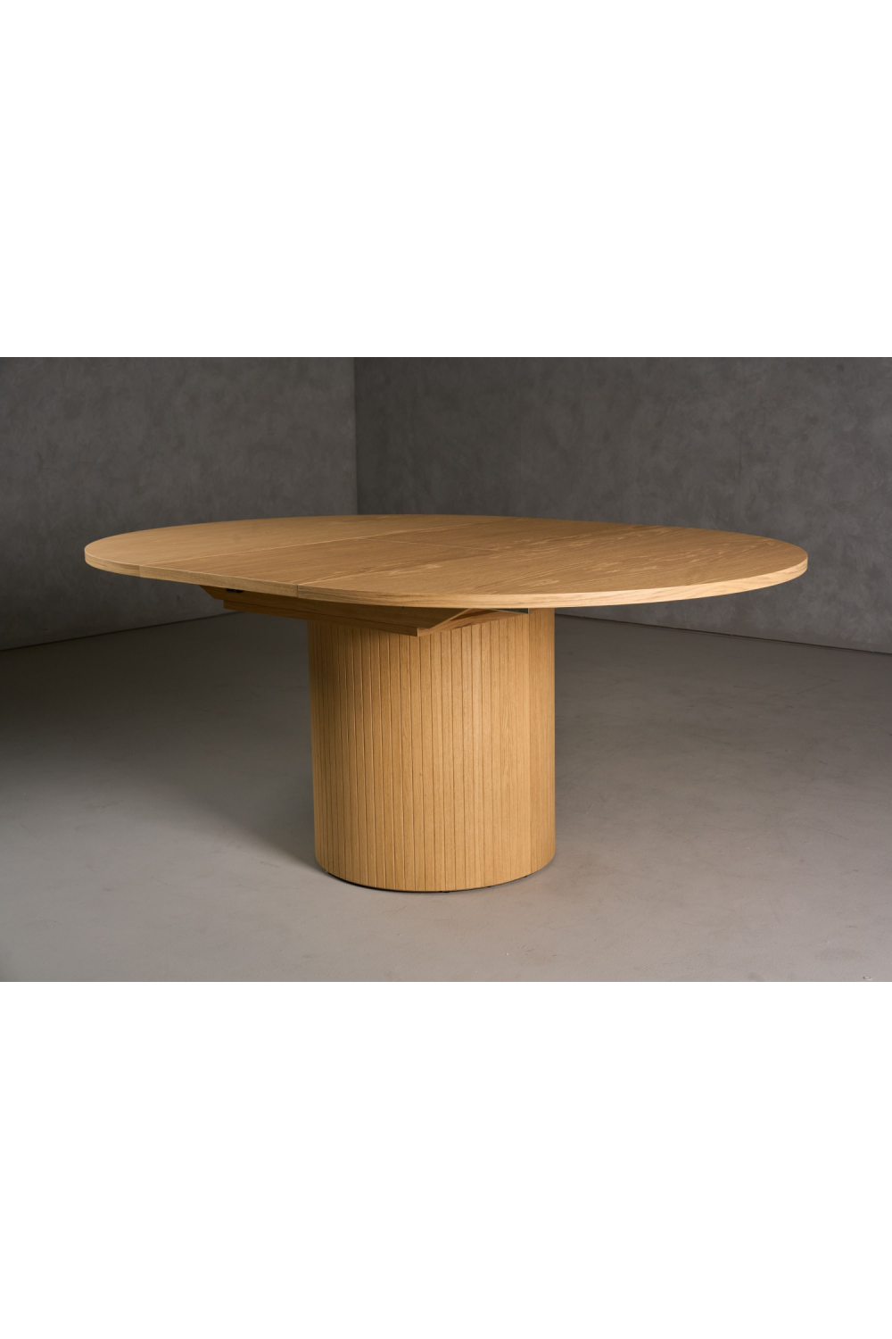 Round Oak Extendable Dining Table | OROA Modern Miami | Oroa.com
