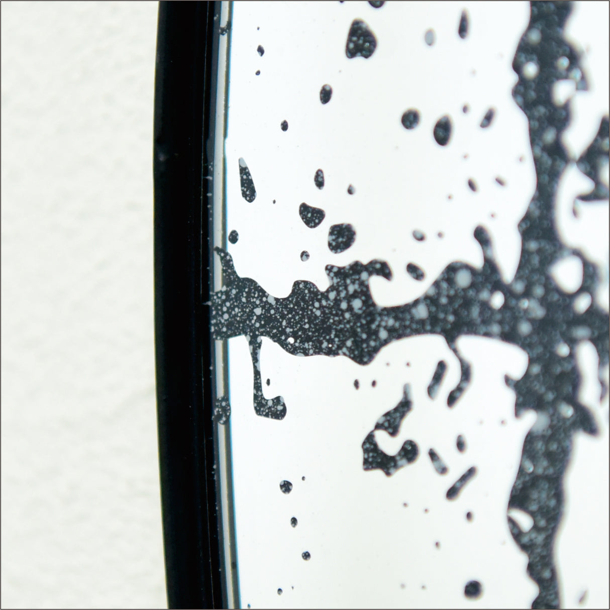 Versatile Round Wall-Mounted Mirror | OROA