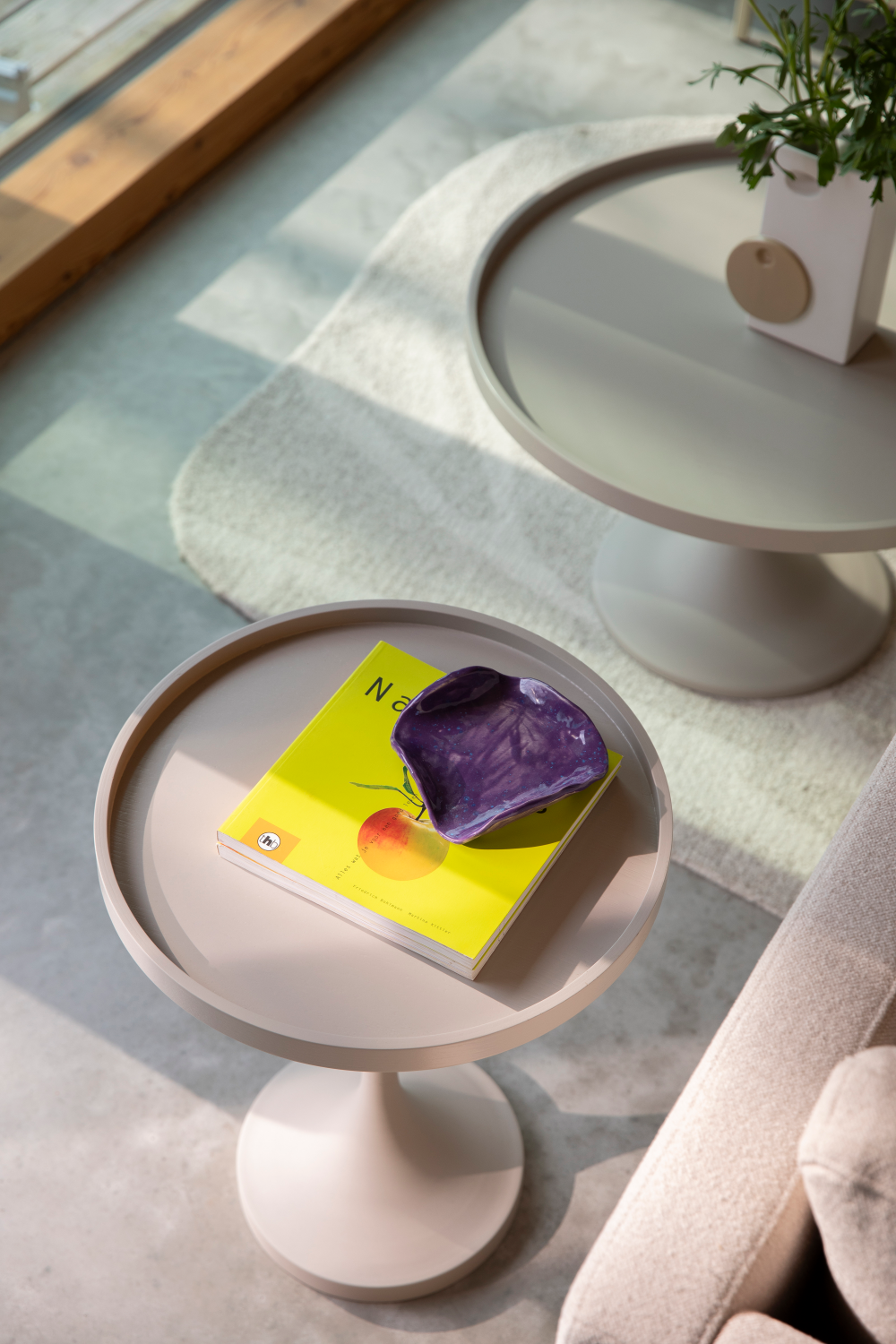 Round Pedestal Side Table | Zuiver Jason | OROA.com