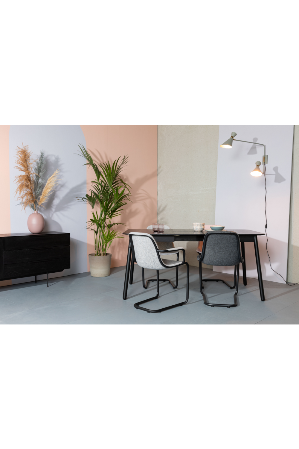 Cantilevered Dining Armchairs (2) | Zuiver Thirsty | Oroa.com