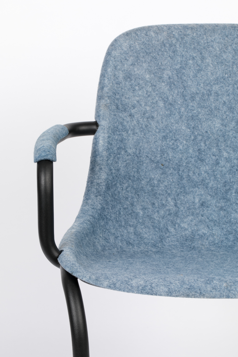 Cantilevered Dining Armchairs (2) | Zuiver Thirsty | Oroa.com