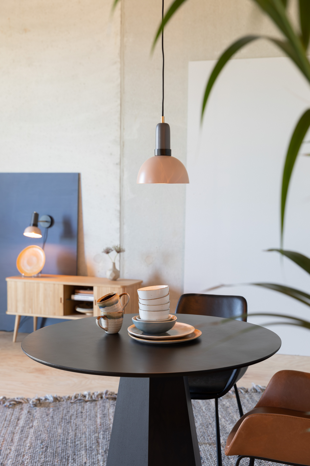 Ash Pedestal Round Table | Zuiver Pilar | Oroa.com