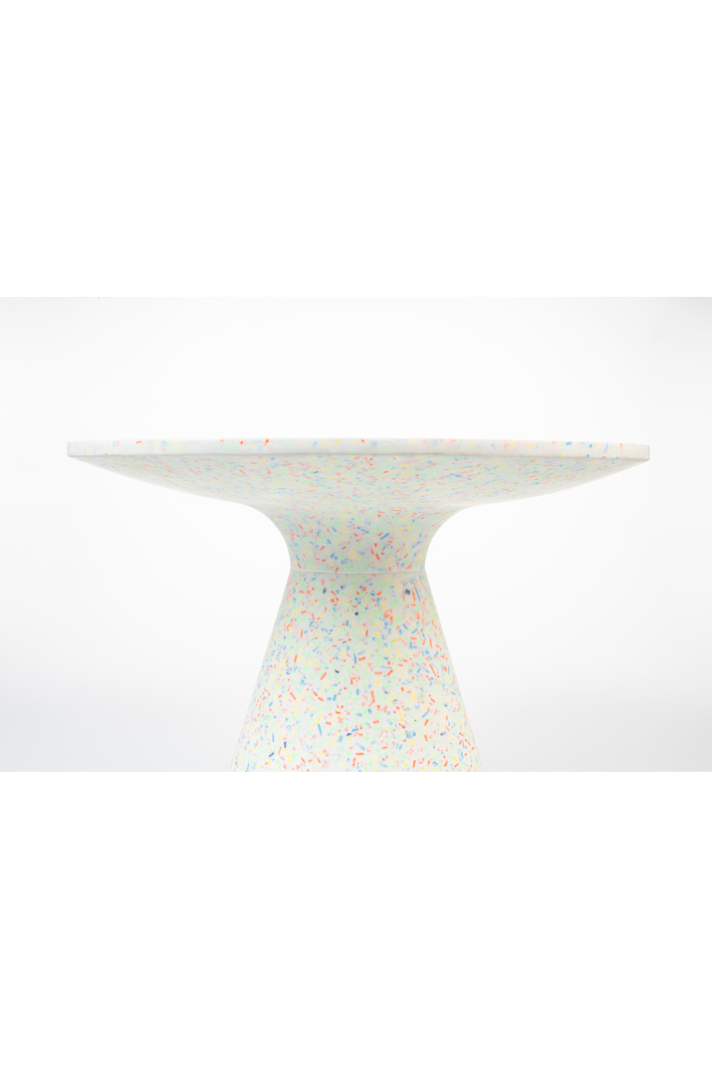 Pedestal Indoor/Outdoor Coffee Table | Zuiver Victoria | OROA.com