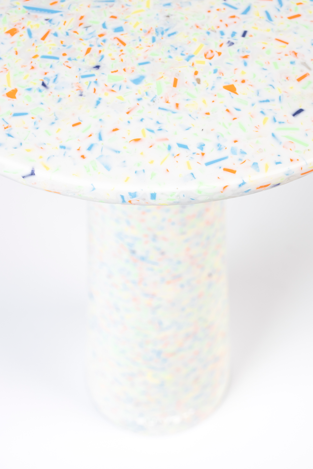 Pedestal Indoor/Outdoor Side Table | Zuiver Victoria  | OROA.com