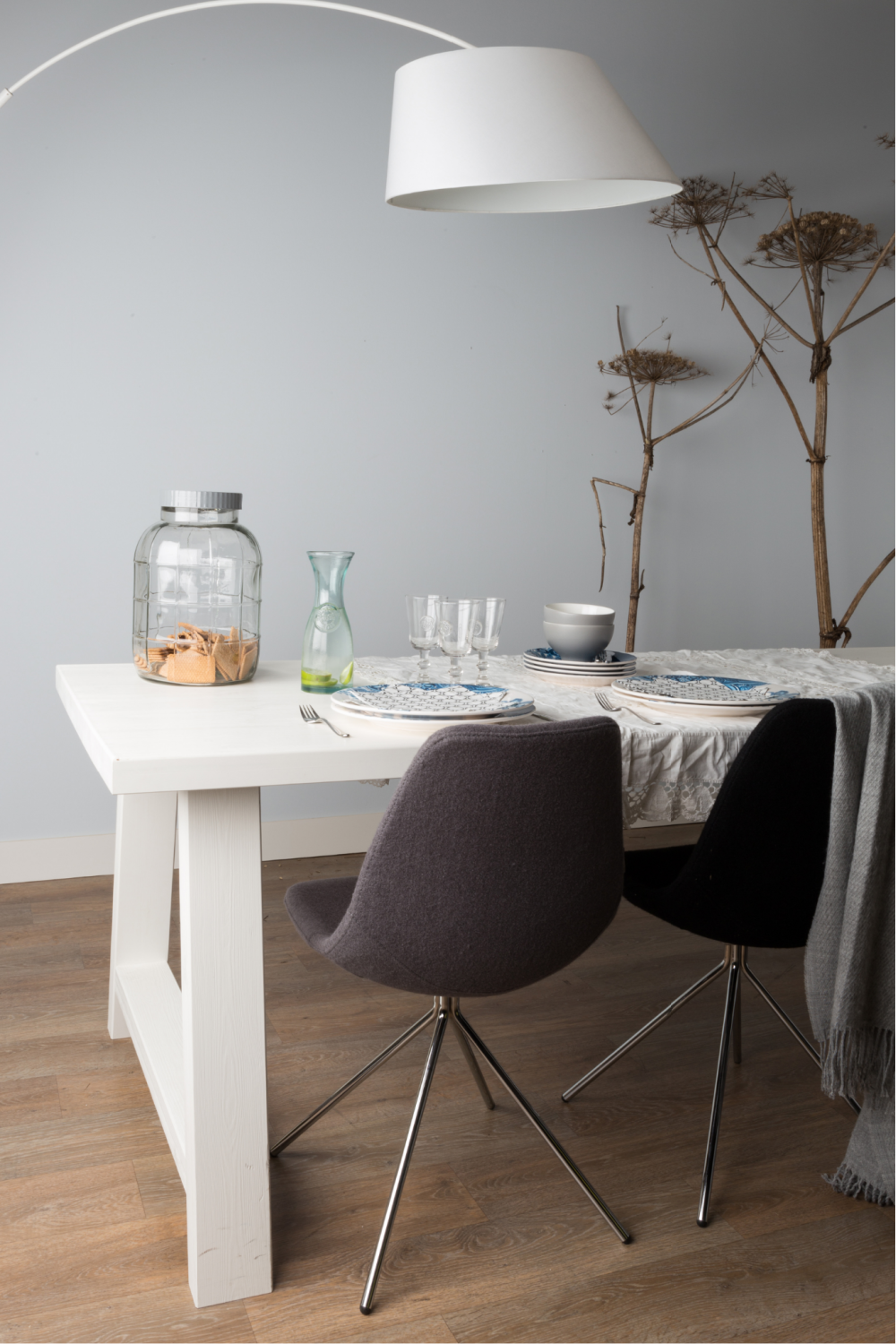 Asymmetrical Shade Floor Lamp | Zuiver Arc | Oroa.com