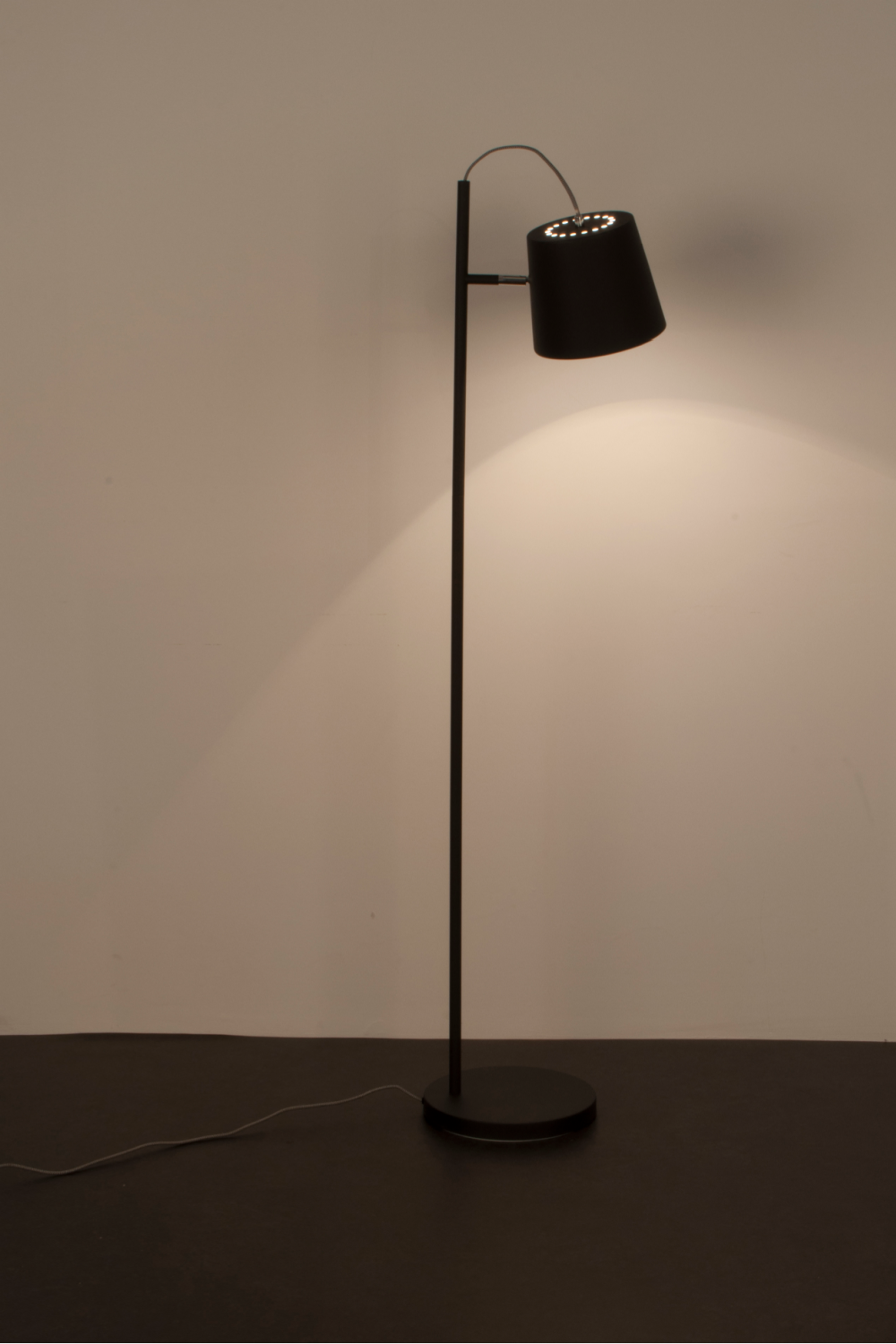 Tiltable Metal Floor Lamp | Zuiver Buckle Head | Oroa.com