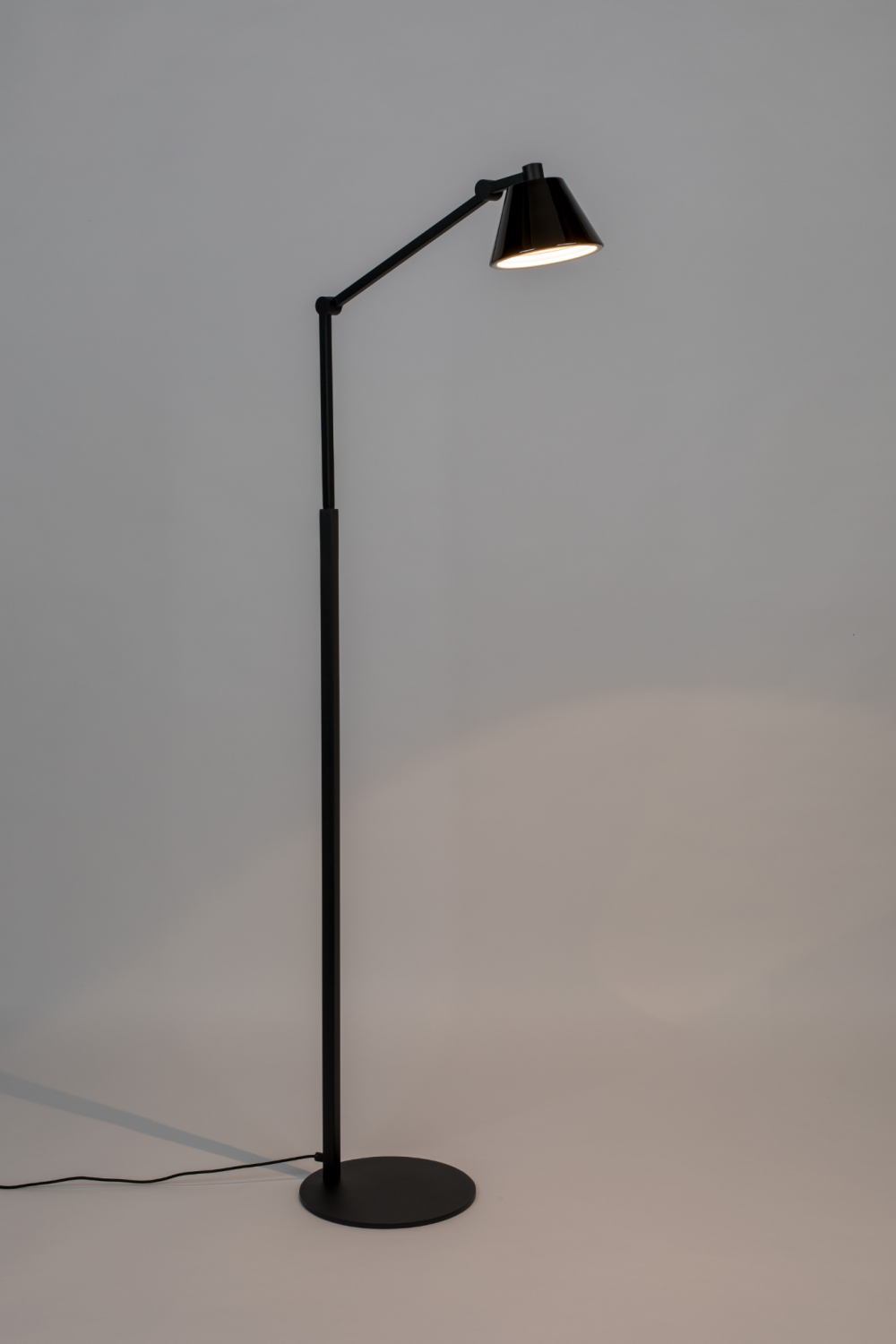 Black Task Floor Lamp | Zuiver Lub | OROA.com