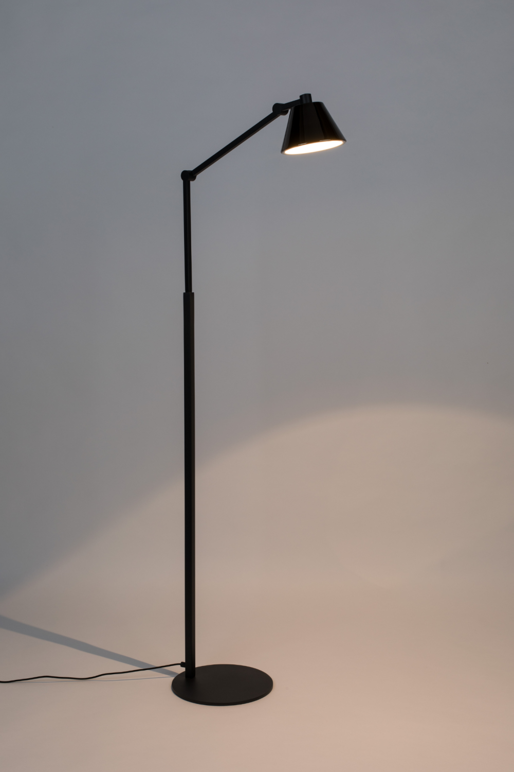 Black Task Floor Lamp | Zuiver Lub | OROA.com