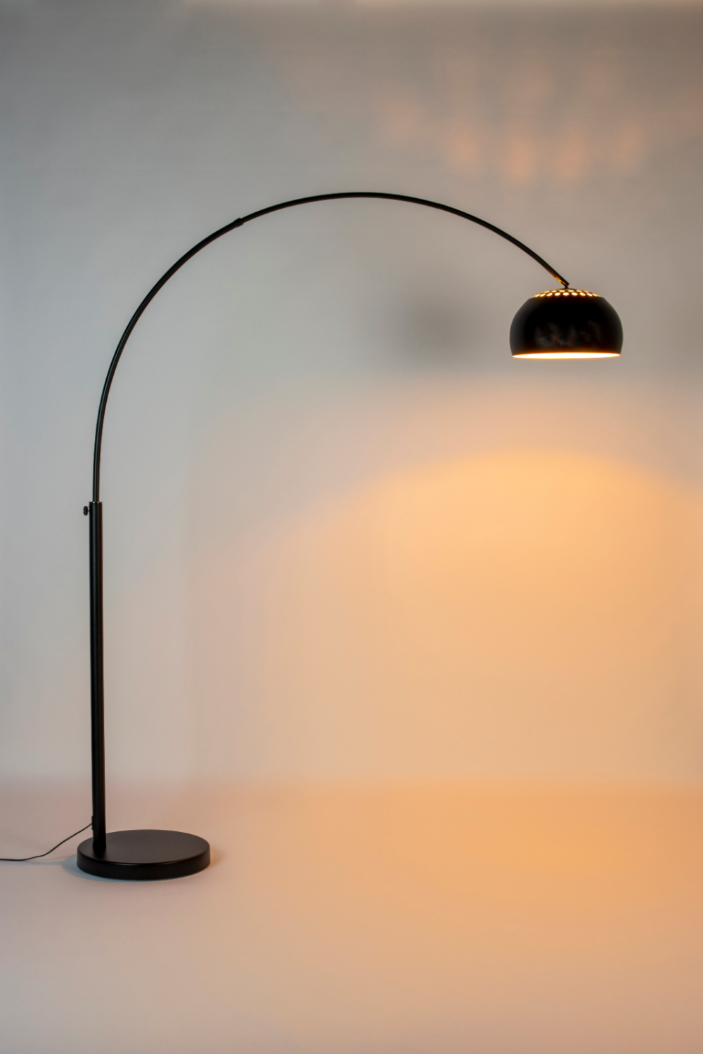 Adjustable Arched Floor Lamp | Zuiver Metal Bow | Oroa.com