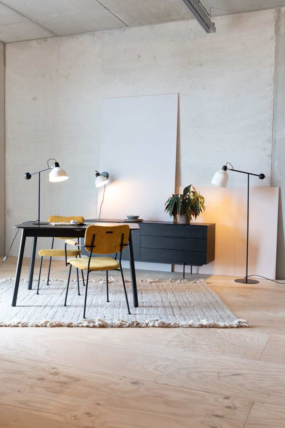 White Shade Task Desk Lamp | Zuiver Skala | OROA.com