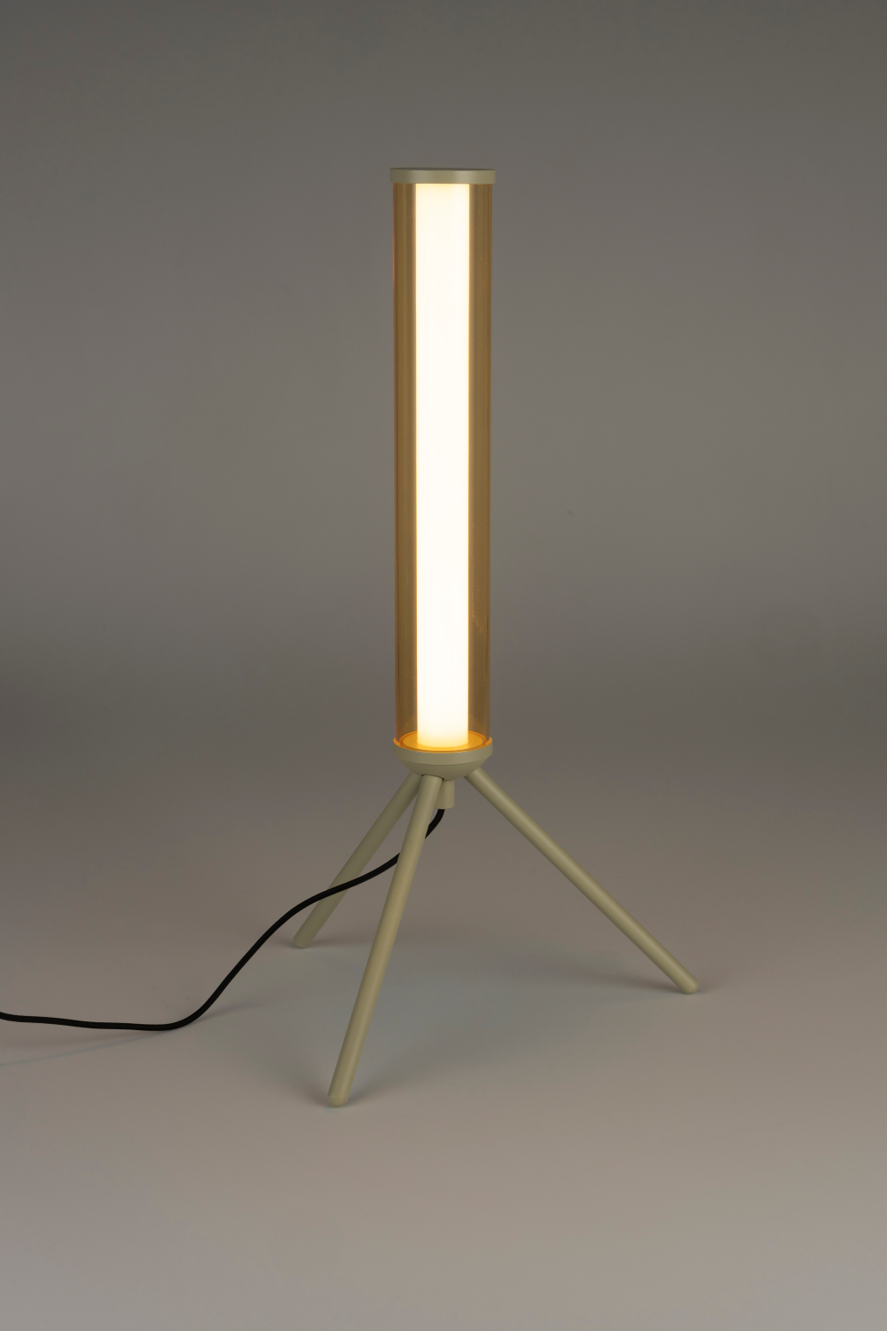 Beige Metal Tripod Table Lamp | Zuiver Scotty | OROA.com