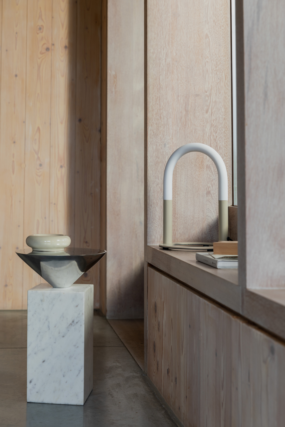 Sculptural Beige Table Lamp | Zuiver Arch | OROA.com