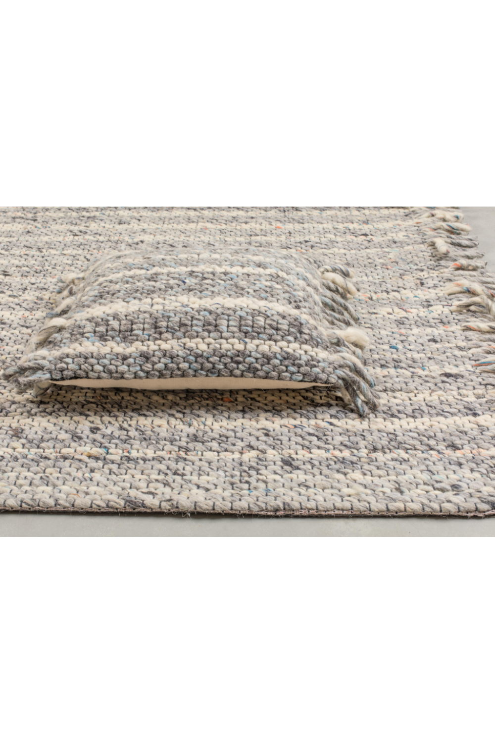 Handwoven Woolen Strands Carpet 5' x 8' | Zuiver Frills | Oroa.com