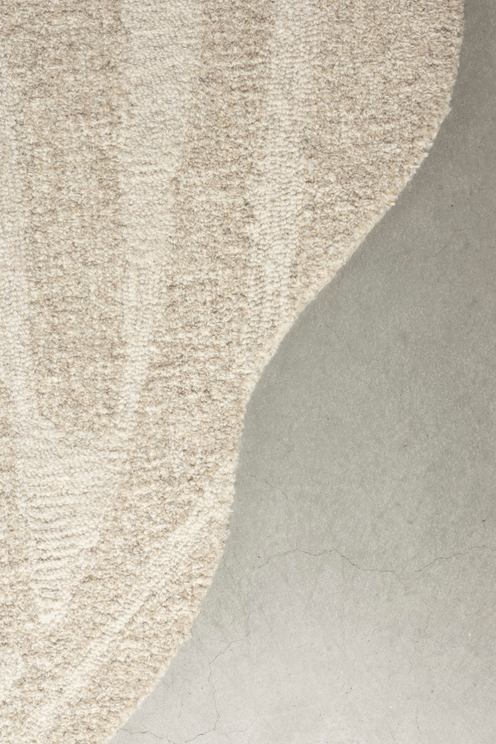 Organic-Shaped Wool Rug 5' x 7'5" | Zuiver Forms | OROA.com