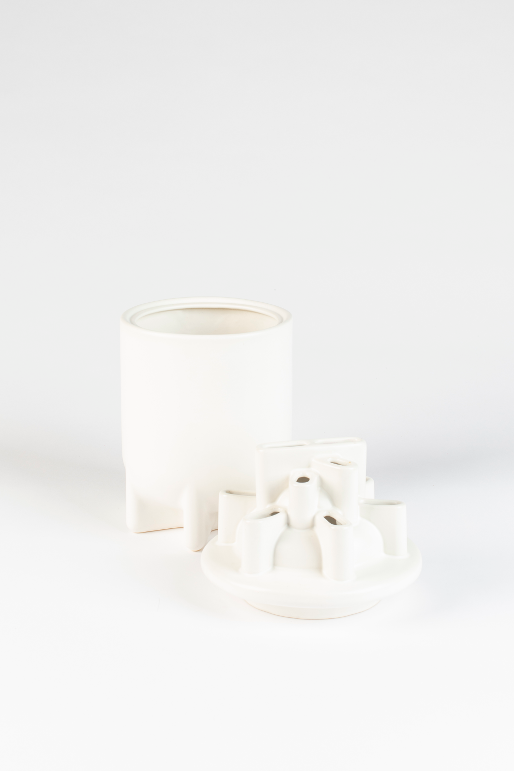 White Ceramic Modern Vase | Zuiver Bassin | OROA.com