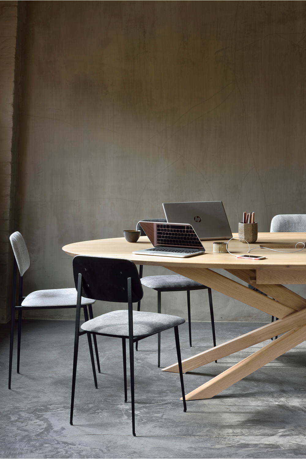 Oak Oval Meeting Table | Ethnicraft Mikado | OROA.COM