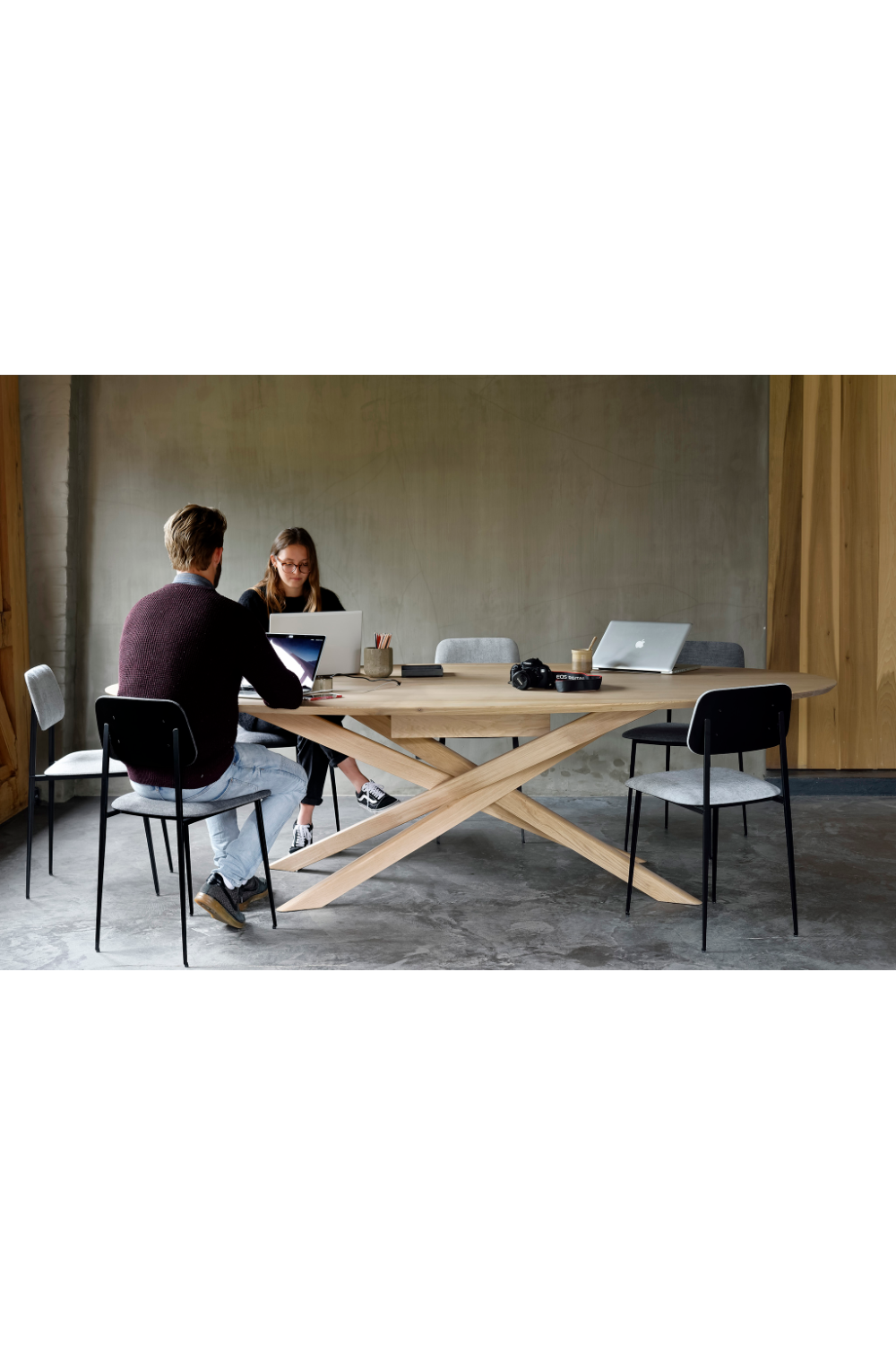 Oak Oval Meeting Table | Ethnicraft Mikado | OROA.COM