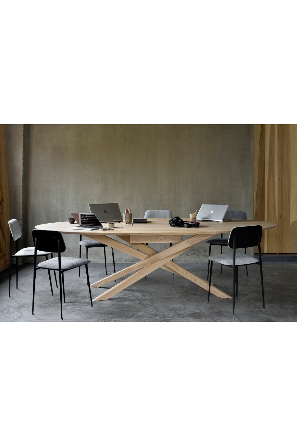 Oak Oval Meeting Table | Ethnicraft Mikado | OROA.COM