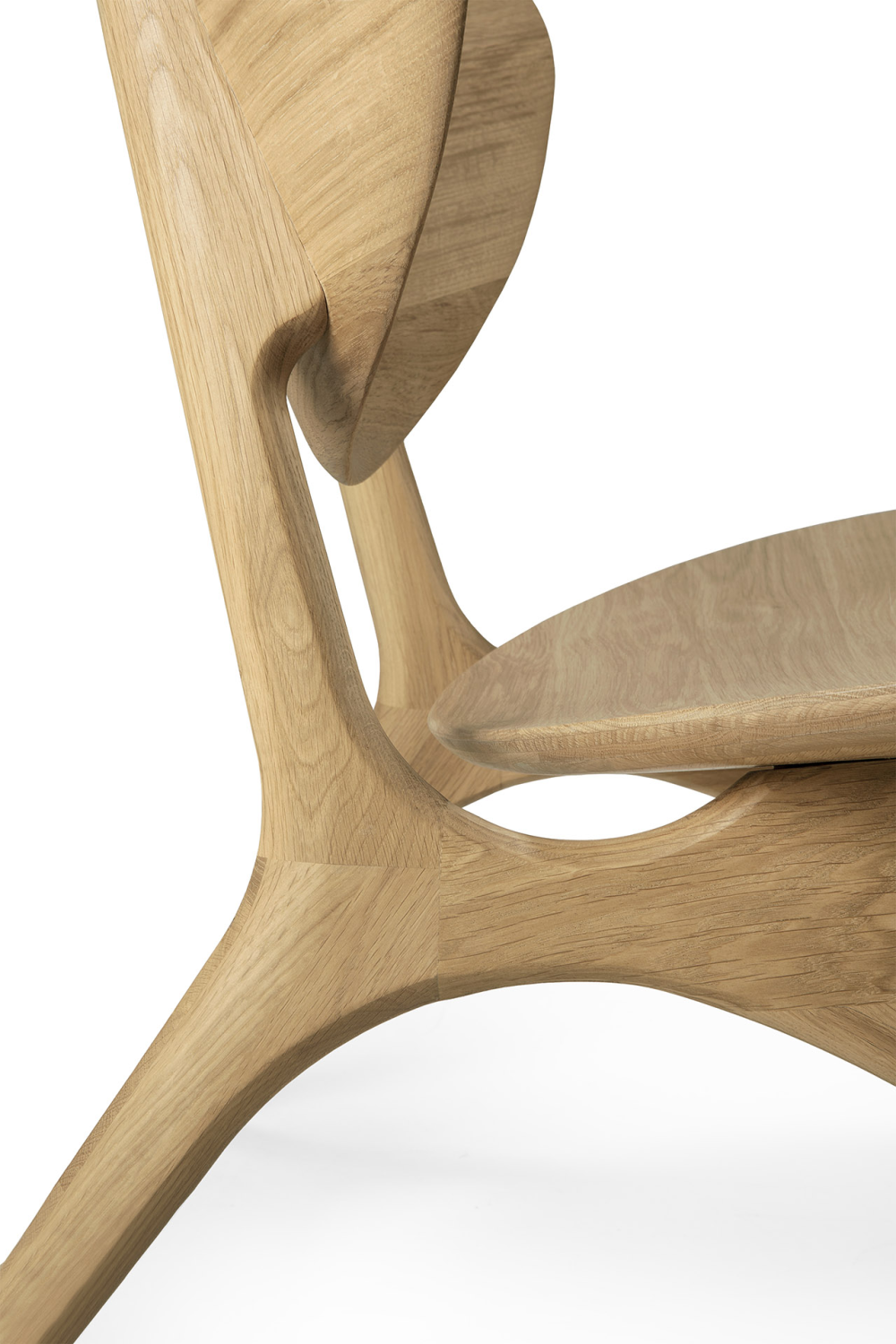 Oak Curved Lounge Chair | Ethnicraft Eye | Oroa.com