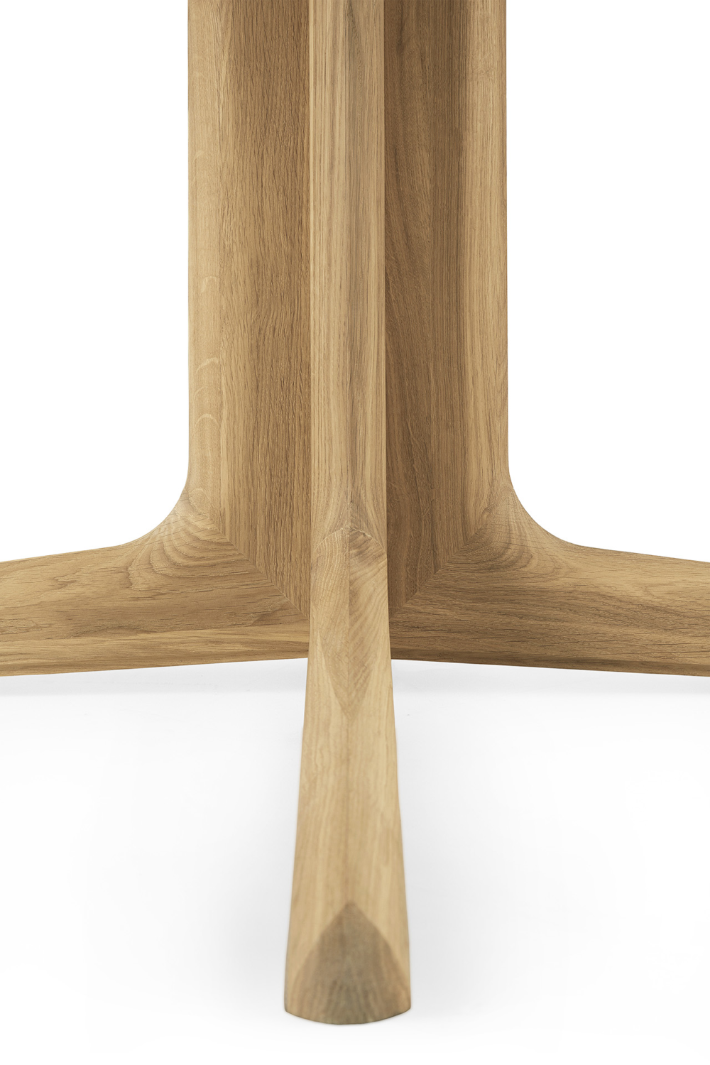 Central-Footed Oiled Oak Dining Table | Ethnicraft Corto | Oroa.com