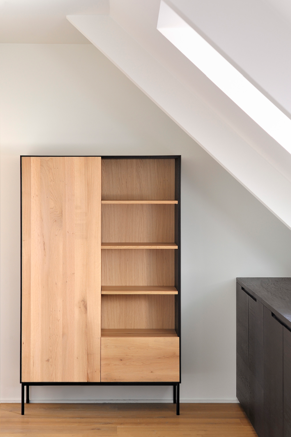 1-Door Oak Wood Cabinet | Ethnicraft Blackbird | OROA